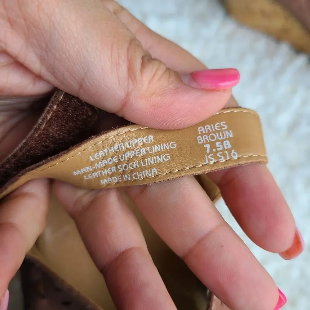 EARTH Aries Brown Perforated‎ Leather Wedge sz 7.5